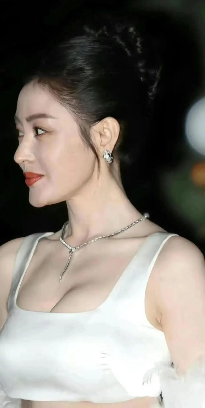 男人装里穿得最少的女星2025年排行榜前十名榜单出炉 男人装里穿得最少的女星2025年排行榜前十名榜单出炉